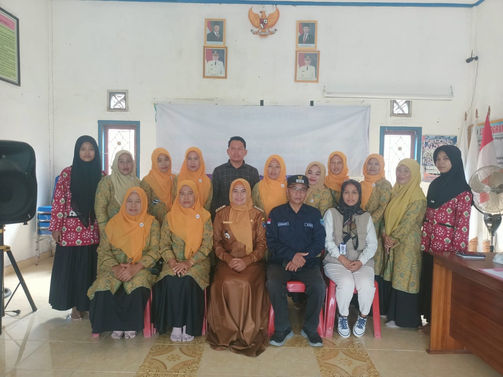 Penyerahan pemberian insentif kader posyandu desa tanjung kemala barat